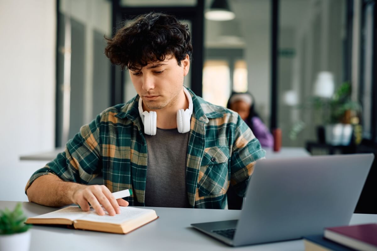 A preparação para a redação do Enem exige domínio da estrutura textual e um repertório sociocultural sólido (Imagem: Drazen Zigic | Shutterstock)