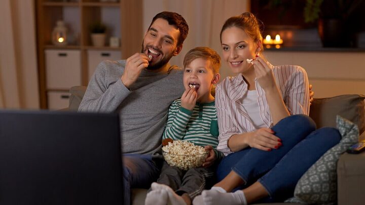 O Dia das Crianças pode ficar ainda mais divertidos com grandes filmes (Imagem: Ground Picture | Shutterstock)