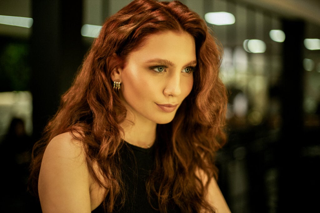 A cor de cabelo ruivo chocolate com mechas cobre, em &ldquo;fogo de liberdade&rdquo;, &eacute; uma escolha rica e vibrante (Imagem: Divulga&ccedil;&atilde;o | Sal&atilde;o Tatiana Araujo)
