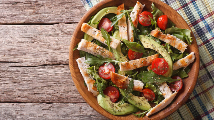 Salada de frango grelhado com abacate (Imagem: AS Foodstudio | ShutterStock)