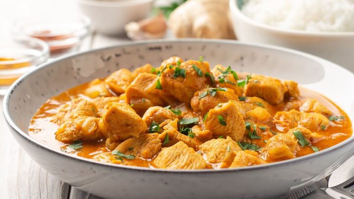 Frango ao curry com leite de coco (Imagem: nesavinov | Shutterstock)