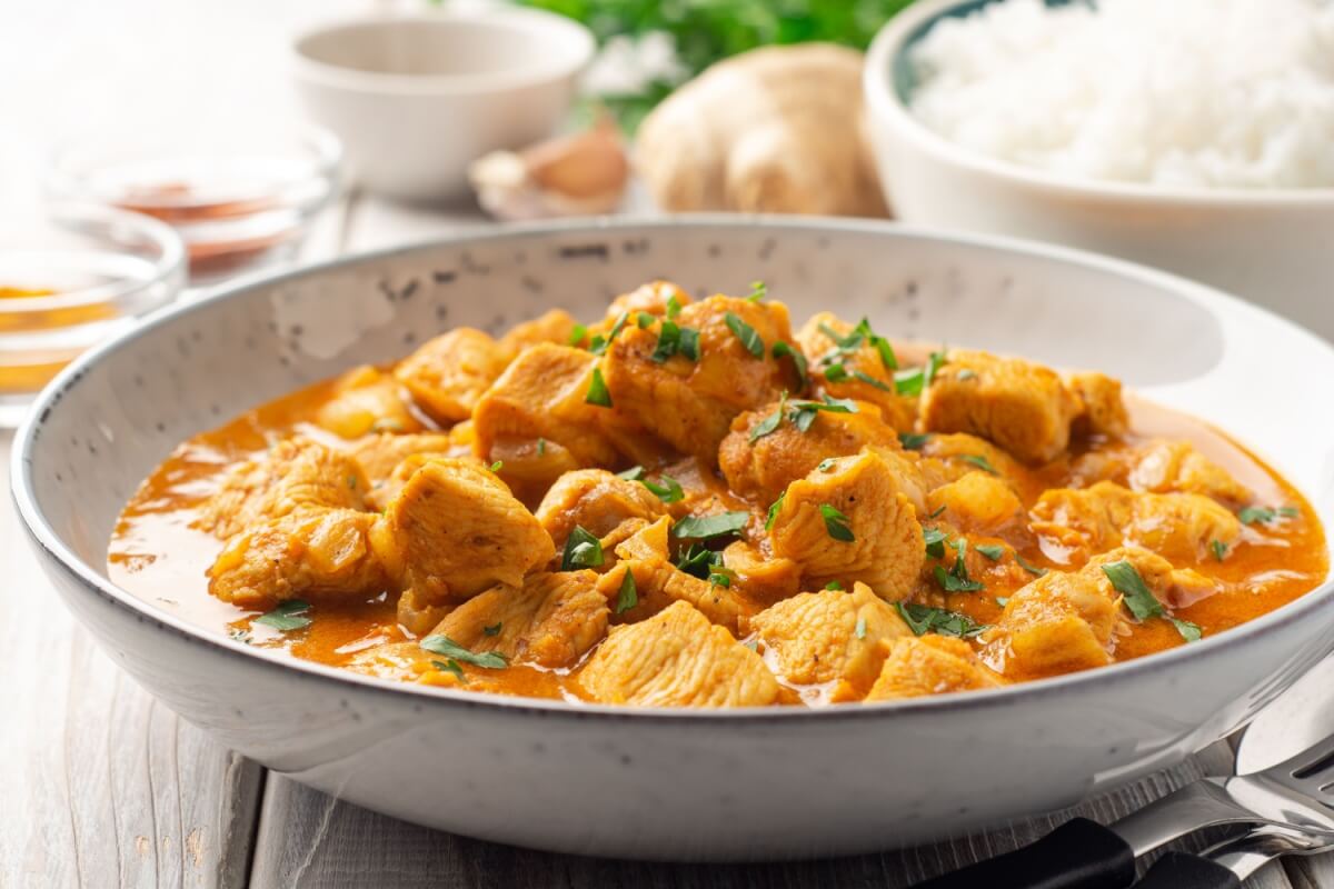 Frango ao curry com leite de coco (Imagem: nesavinov | Shutterstock)
