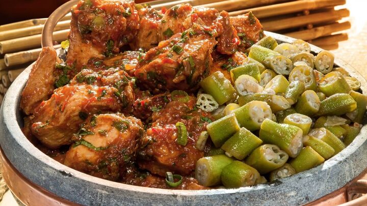 Frango com quiabo (Imagem: Norberto Marques | Shutterstock)