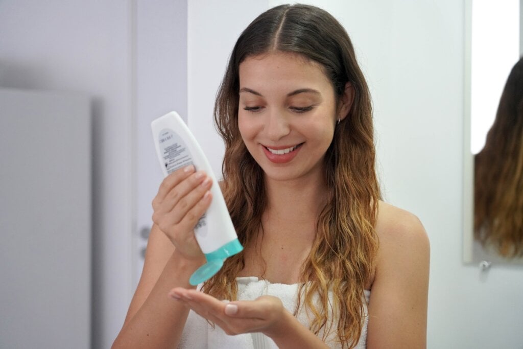O frizz costuma surgir pela eletricidade estática e pode ser amenizado com uso de leave-ins (Imagem: Zigres | Shutterstock)