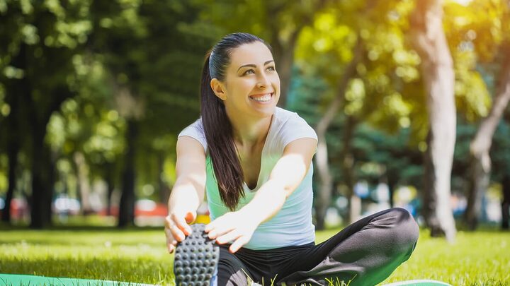 Prática de exercícios e alimentação são fatores importantes para manter a rotina saudável (Imagem: thanyakij-12 | Shutterstock)