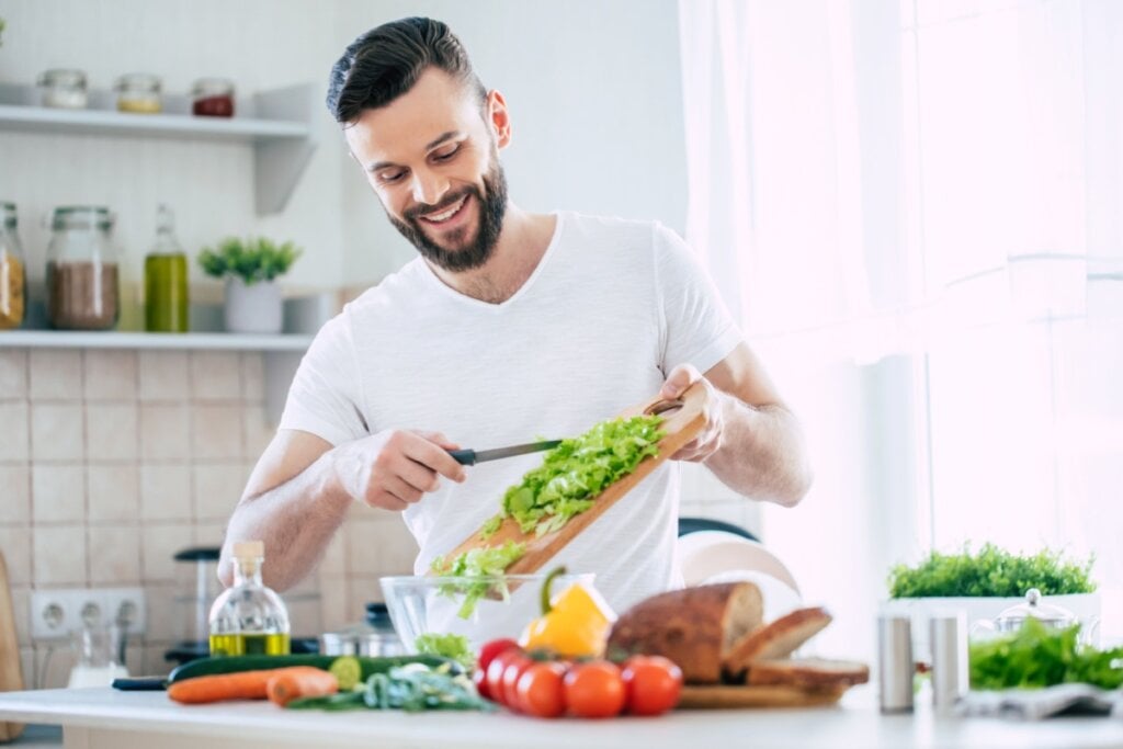 O personal chef atende clientes particulares, oferecendo refei&ccedil;&otilde;es personalizadas (Imagem: My Ocean Production | Shutterstock)