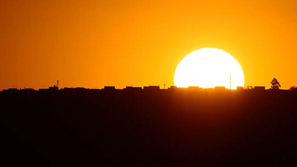Imagem mostra sol se pondo ao fim da tarde