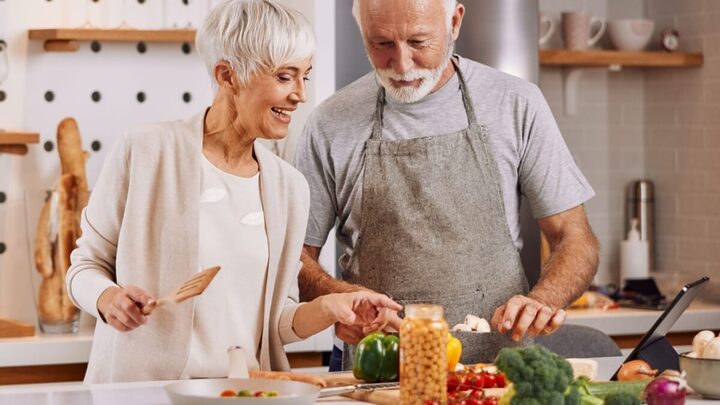 Manter a ingestão de proteínas adequada melhora a qualidade de vida dos idosos (Imagem: Zivica Kerkez | Shutterstock)