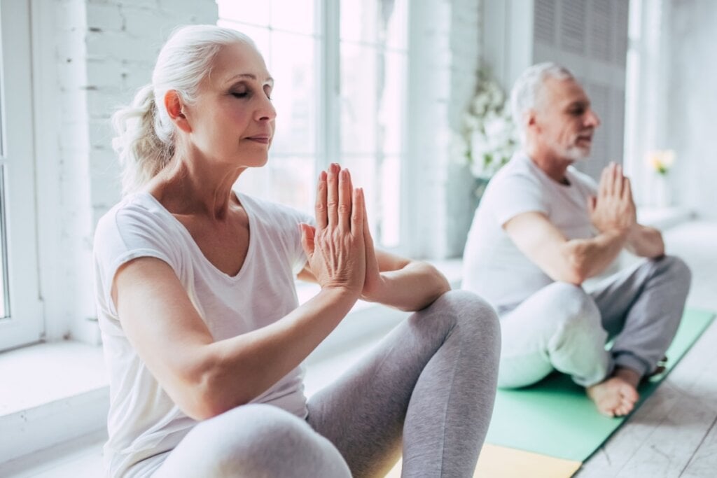 A meditação é uma grande aliada para manter a mente jovem (Imagem: 4 PM production | Shutterstock)