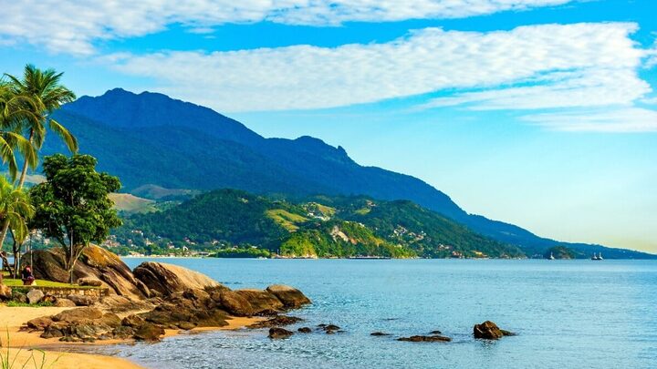 No litoral paulista, Ilhabela guarda um refúgio de biodiversidade e beleza natural, cativando visitantes com sua rica fauna e flora (Imagem: Fred S. Pinheiro | Shutterstock)