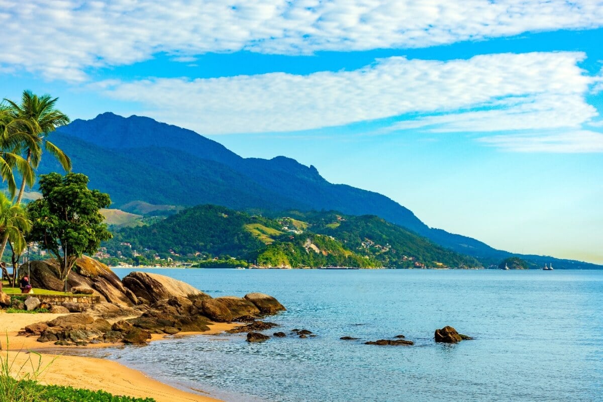 No litoral paulista, Ilhabela guarda um refúgio de biodiversidade e beleza natural, cativando visitantes com sua rica fauna e flora (Imagem: Fred S. Pinheiro | Shutterstock)