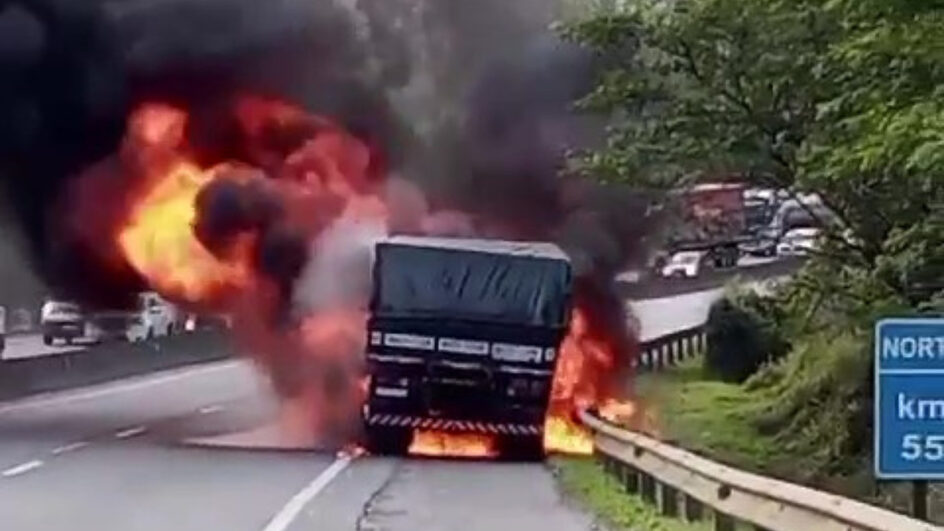 Caminhão pega fogo na BR-101 em Joinville