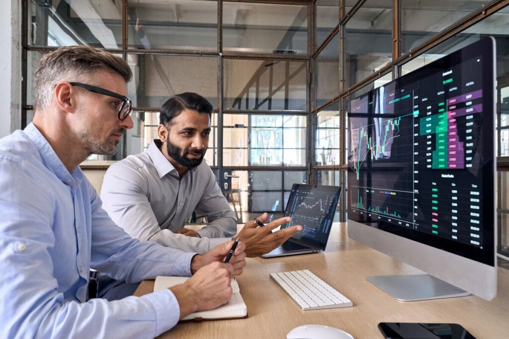 A leitura precisa dos gráficos é fundamental para traders, que precisam agir rapidamente em um mercado dinâmico (Imagem: Ground Picture | Shutterstock)