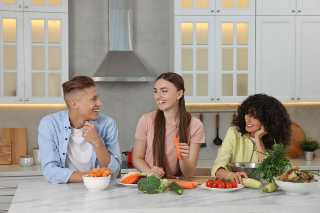 O ideal é incluir alimentos leves no almoço e fazer a refeição em casa no dia da prova do Enem (Imagem: New África | Shutterstock)