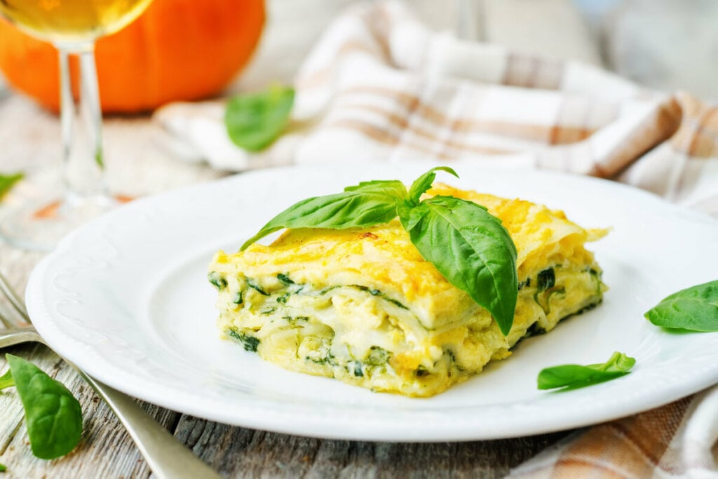 Lasanha de espinafre com molho branco (Imagem: Nataliya Arzamasova | Shutterstock)