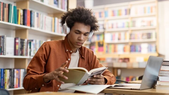 Estudar os grandes nomes da literatura ajuda a garantir uma boa pontuação no Enem (Imagem: fast-stock | Shutterstock)