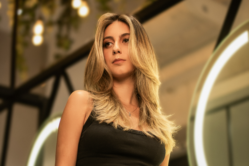 O loiro luminoso, do &ldquo;luz radiante&rdquo;, permite que a luz brilhe naturalmente nos fios (Imagem: Divulga&ccedil;&atilde;o | Sal&atilde;o Tatiana Araujo)