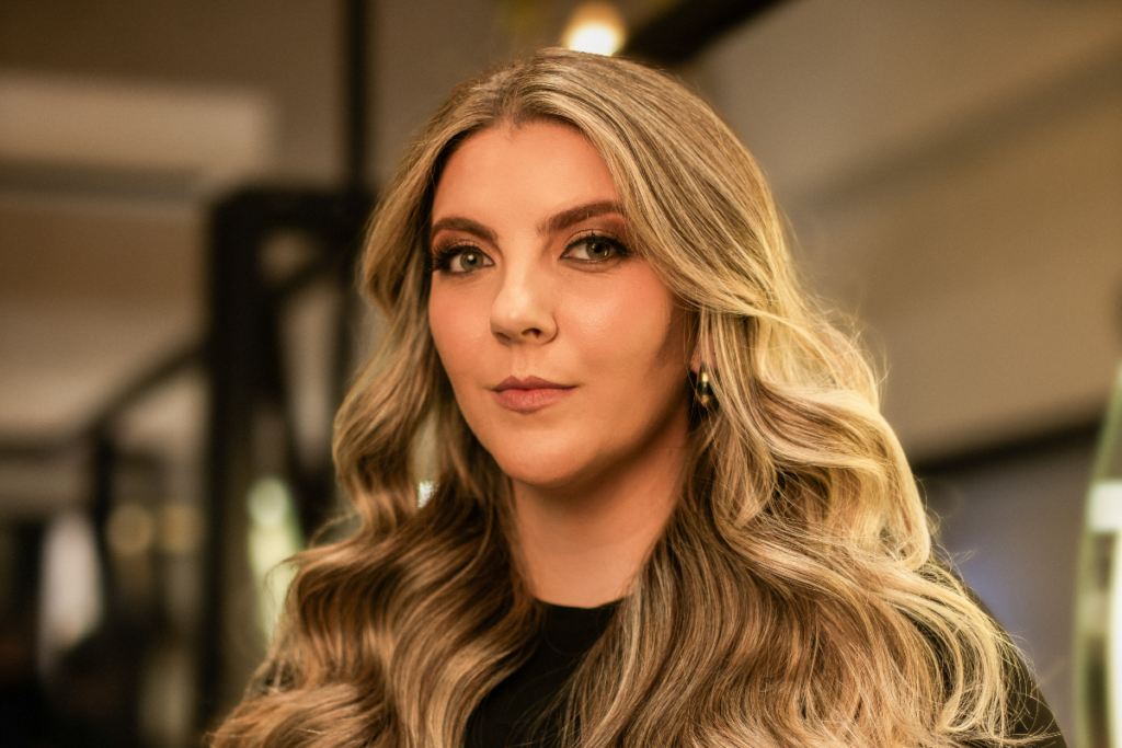 O &ldquo;luz suprema&rdquo; &eacute; ideal para quem deseja iluminar o cabelo sem perder a eleg&acirc;ncia (Imagem: Divulga&ccedil;&atilde;o | Sal&atilde;o Tatiana Araujo)