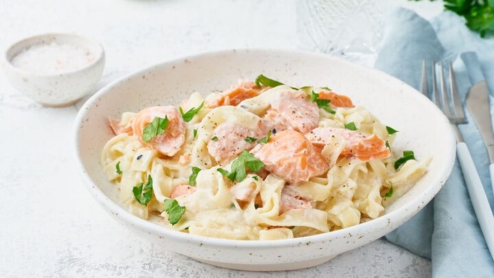 Macarrão com salmão (Imagem: Nata Bene | Shutterstock)