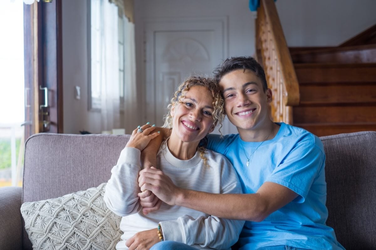 Uma boa relação com os pais impacta diretamente o desenvolvimento dos filhos (Imagem: Perfect Wave | Shutterstock)