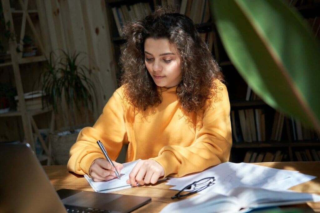 Definir metas para os estudos ajuda a evitar a procrastinação (Imagem: Ground Picture | Shutterstock)
