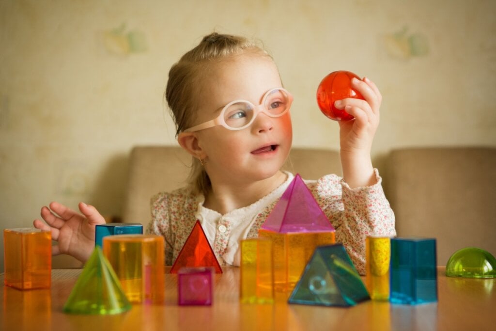 Brinquedos podem ajudar a estimular o desenvolvimento de crianças com síndrome de Down (Imagem: Eleonora_os | Shutterstock)