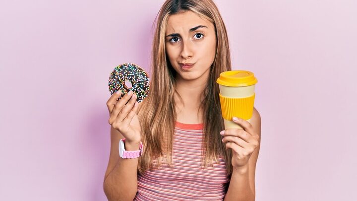 O consumo excessivo de açúcar e cafeína pode afetar o desempenho do cérebro (Imagem: Krakenimages.com | Shutterstock)