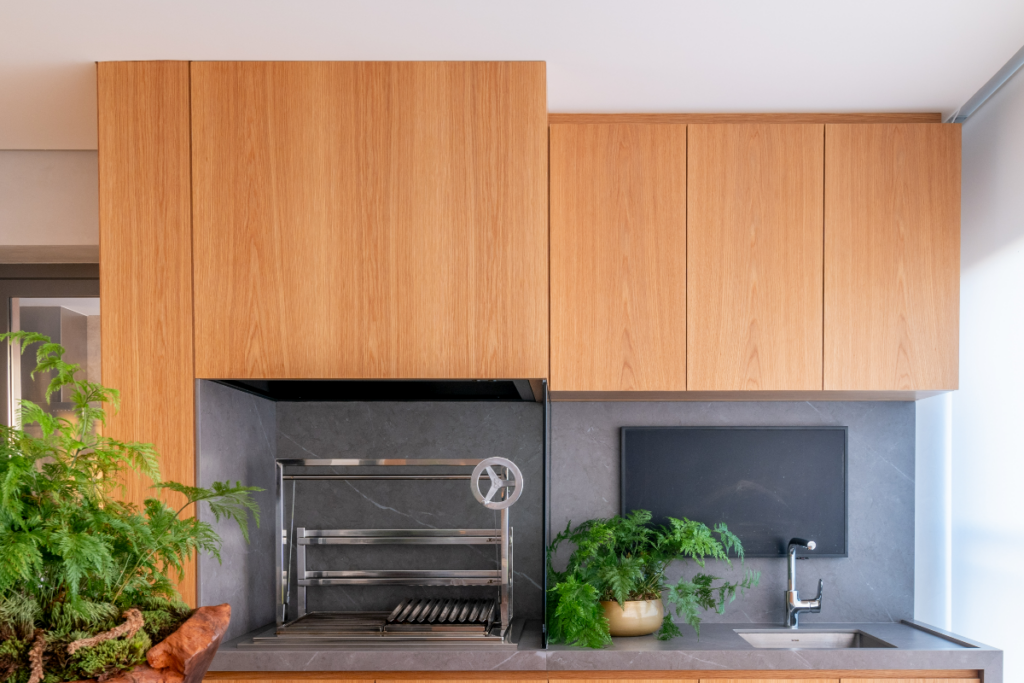 A marcenaria é uma grande aliada para aproveitar o pé-direito de forma funcional (Projeto: Andrea Teixeira Arquitetura e Interiores | Imagem: Julia Herman)