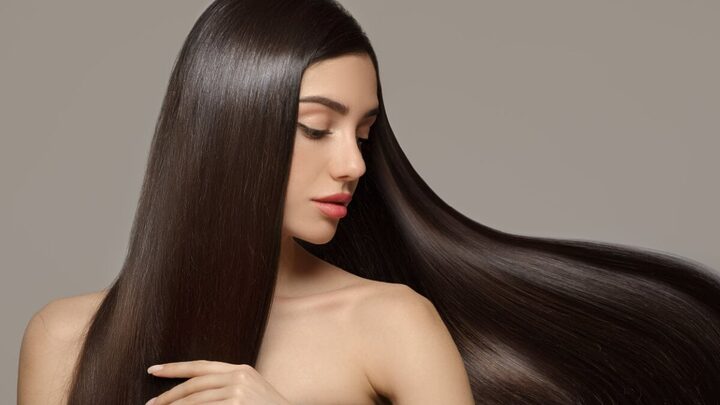 O mega hair permite mudar o visual de forma simples e rápida (Imagem: Kourdakova Alena | Shutterstock)