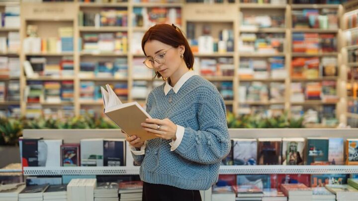 Alguns livros podem te ajudar a ampliar o seu autoconhecimento (Imagem: Arthur Bargan | Shutterstock)