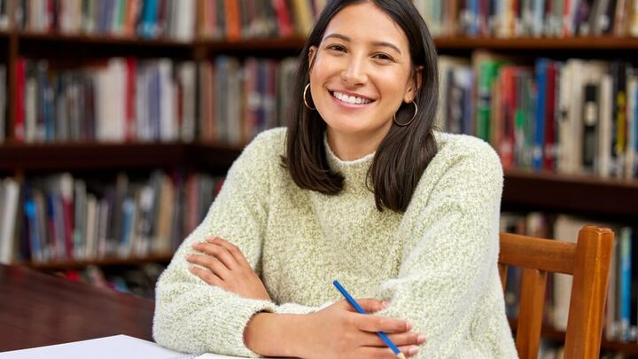 É possível conciliar a rotina de trabalho e estudo de forma saudável (Imagem: PeopleImages.com - Yuri A | Shutterstock)