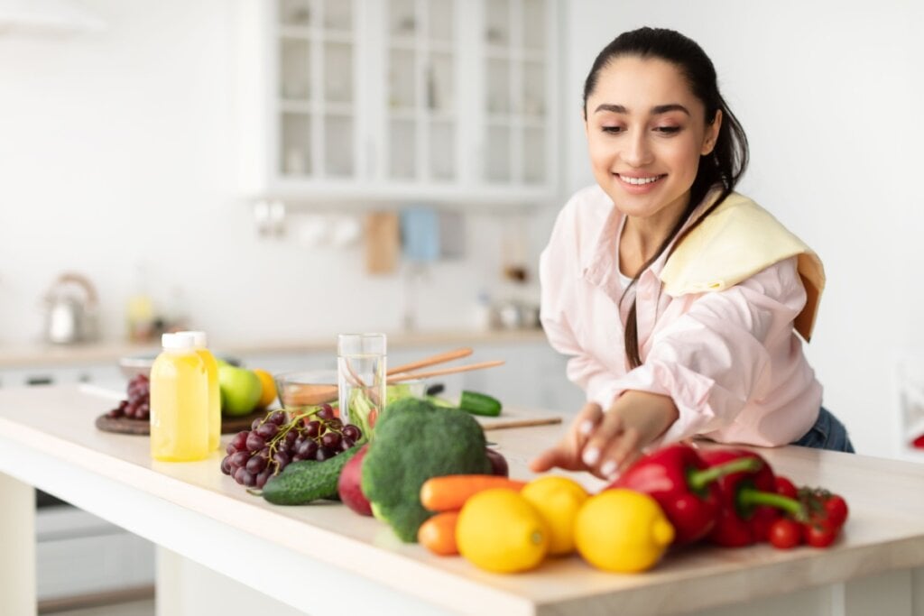 Uma alimenta&ccedil;&atilde;o rica em nutrientes &eacute; essencial para fortalecer a sa&uacute;de dos olhos (Imagem: Prostock-studio | Shutterstock)