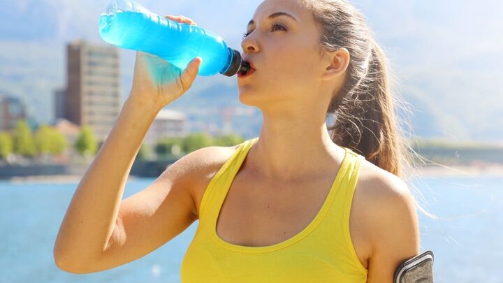 O consumo excessivo de bebidas ácidas pode prejudicar a saúde bucal (Imagem: Zigres | Shutterstock)