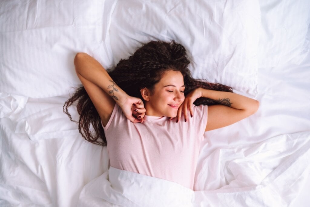 Dormir bem a noite impacta diretamente a saúde do corpo (Imagem: Olga Rolenko | Shutterstock)