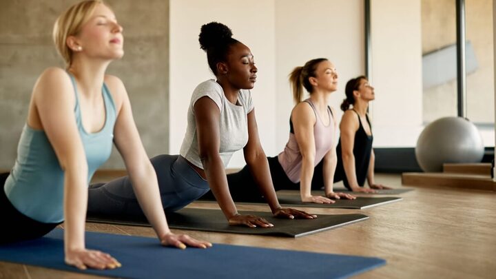 A prática de yoga pode favorecer a saúde do coração (Imagem: Drazen Zigic | Shutterstock)