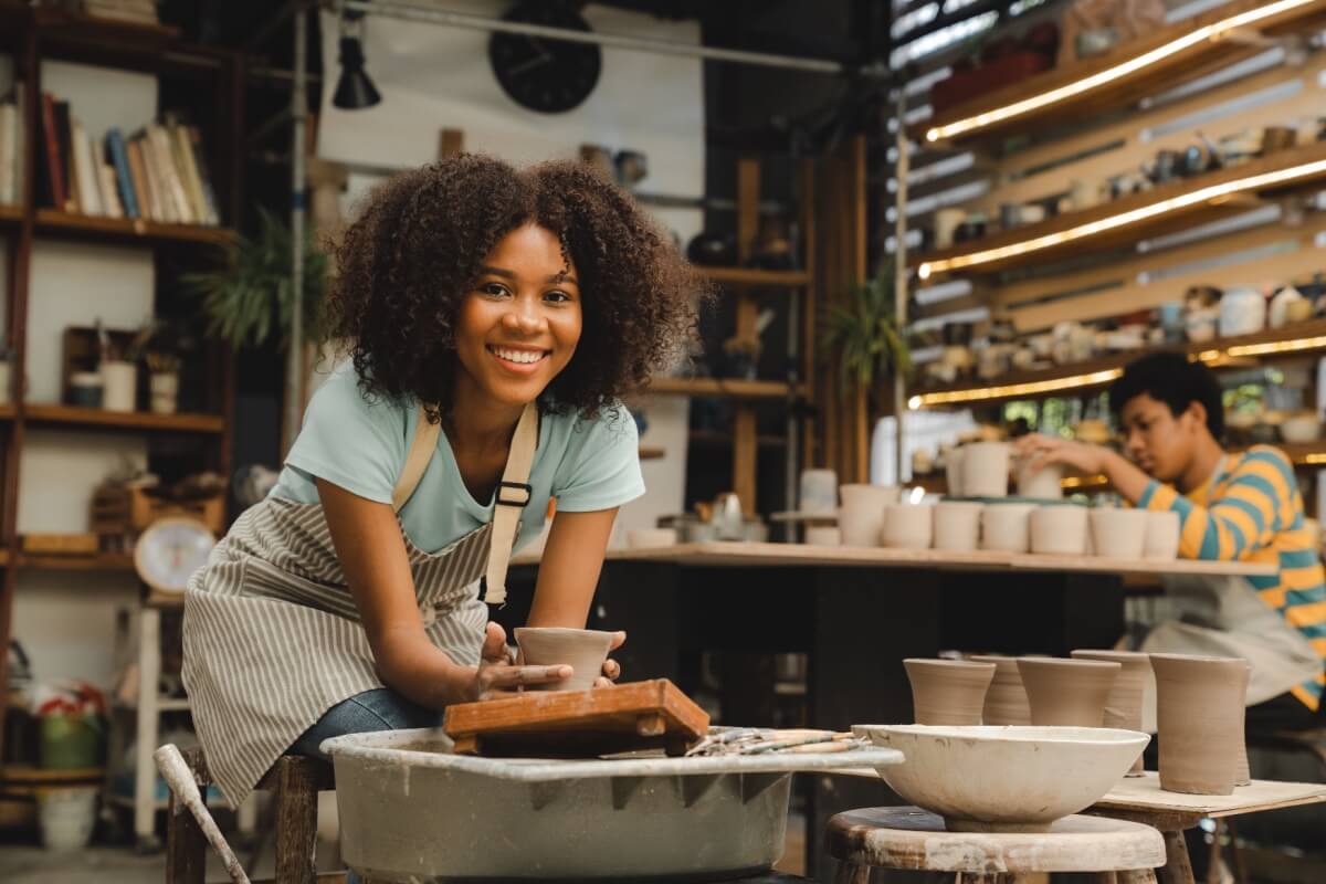 O ato de moldar argila traz à tona uma arte rica em história (Imagem: Chokniti-Studio | Shutterstock)