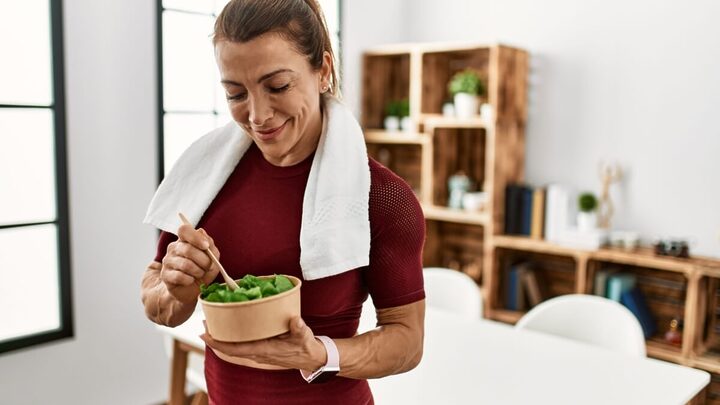 Emagrecer exige dedicação e uma dieta equilibrada ligada a uma rotina de atividades físicas (Imagem: Krakenimages.com | Shutterstock)