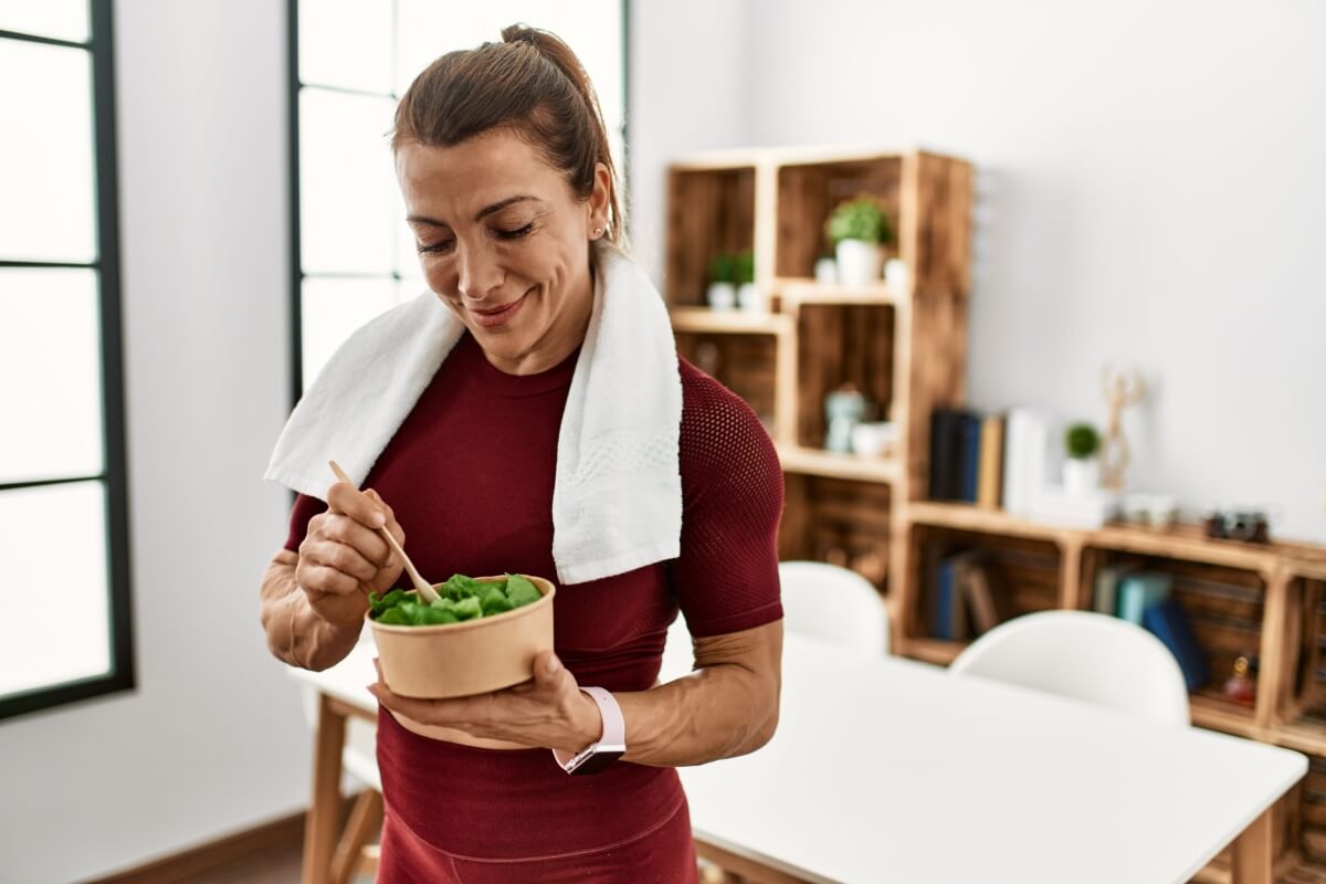 Emagrecer exige dedicação e uma dieta equilibrada ligada a uma rotina de atividades físicas (Imagem: Krakenimages.com | Shutterstock)