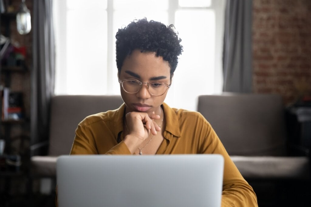 Manter o perfil no LinkedIn desatualizado pode prejudicar a busca por uma vaga (Imagem: fizkes | Shutterstock)