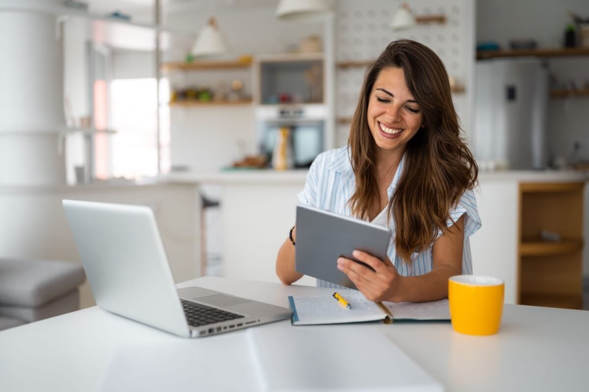 O home office oferece flexibilidade e equilíbrio entre a vida pessoal e profissional (Imagem: Dorde Krstic | Shutterstock)