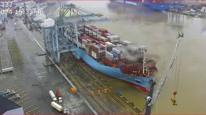 Navio atracou nesta sexta no Porto de Itajaí