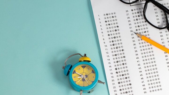 O controle do tempo no Enem pode ser o diferencial entre uma prova bem-feita e uma corrida contra o relógio (Imagem: ALEX S | Shutterstock)