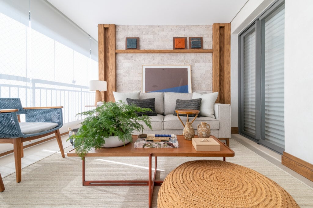 A parede é o ponto focal do ambiente e, com os materiais certos, pode servir como um painel (Projeto: Andrea Teixeira Arquitetura e Interiores | Imagem: Julia Herman)