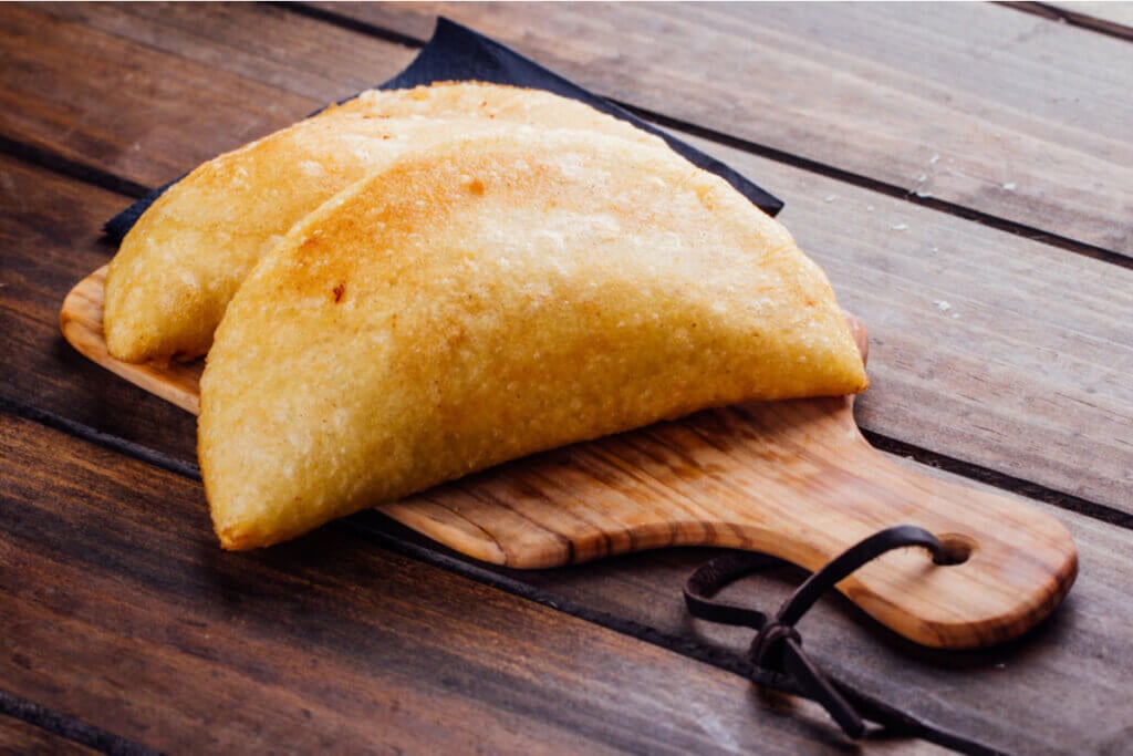 Pastel assado de frango com requeijão cremoso (Imagem: nehophoto | Shutterstock)