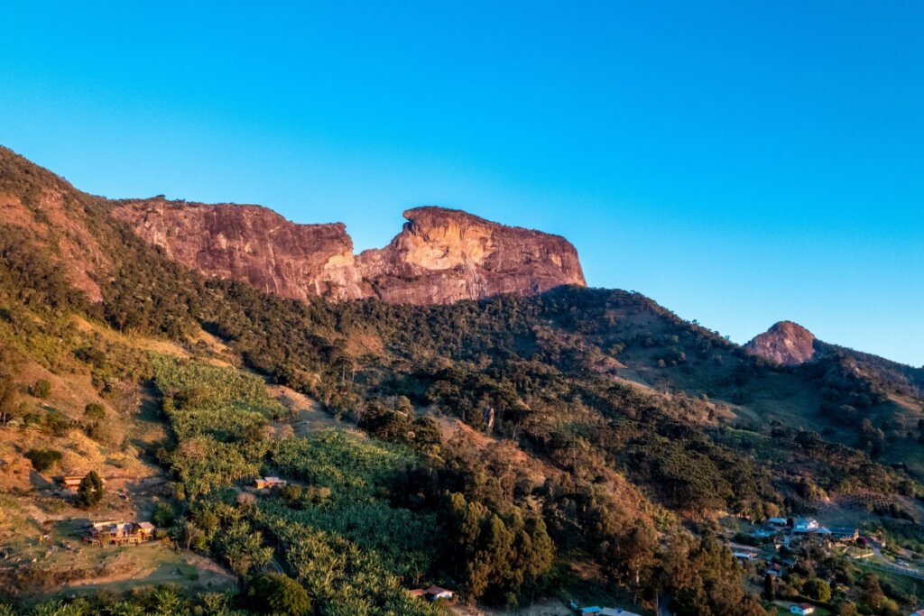 &Eacute; poss&iacute;vel acessar o complexo da Pedra do Ba&uacute; de tr&ecirc;s maneiras (Imagem: ADVTP | Shutterstock)