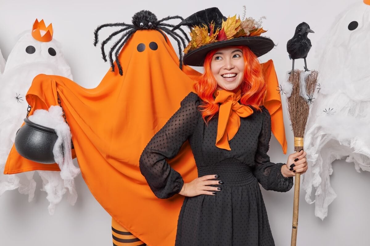 Escolha fantasias divertidas e alegres para curtir o Halloween (Imagem: Wayhome Studio | Shutterstock)