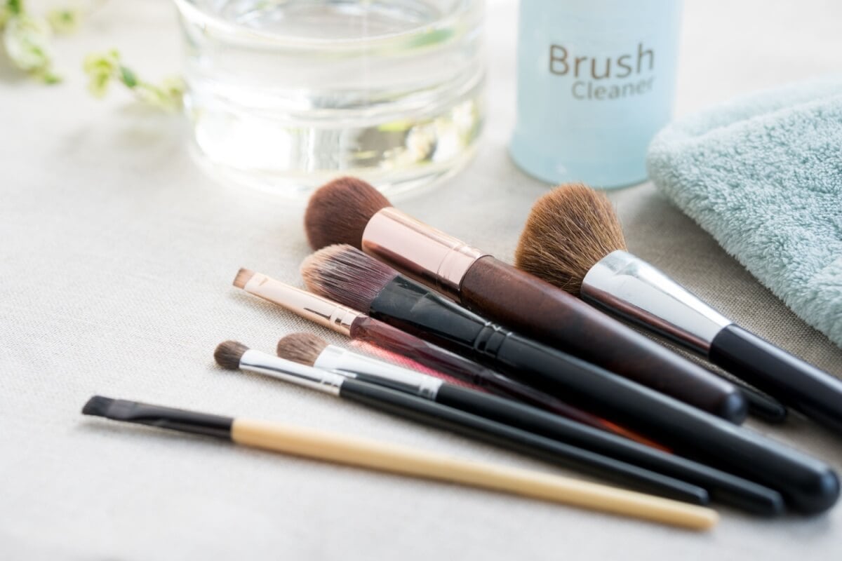 Limpar os pincéis de maquiagem é fundamental para prevenir problemas na pele (Imagem: myboys.me | Shutterstock)
