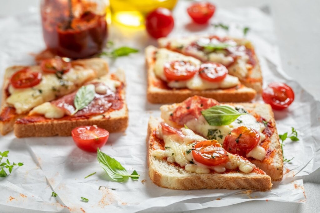 Pizza de pão de forma (Imagem: Shaiith | Shutterstock)