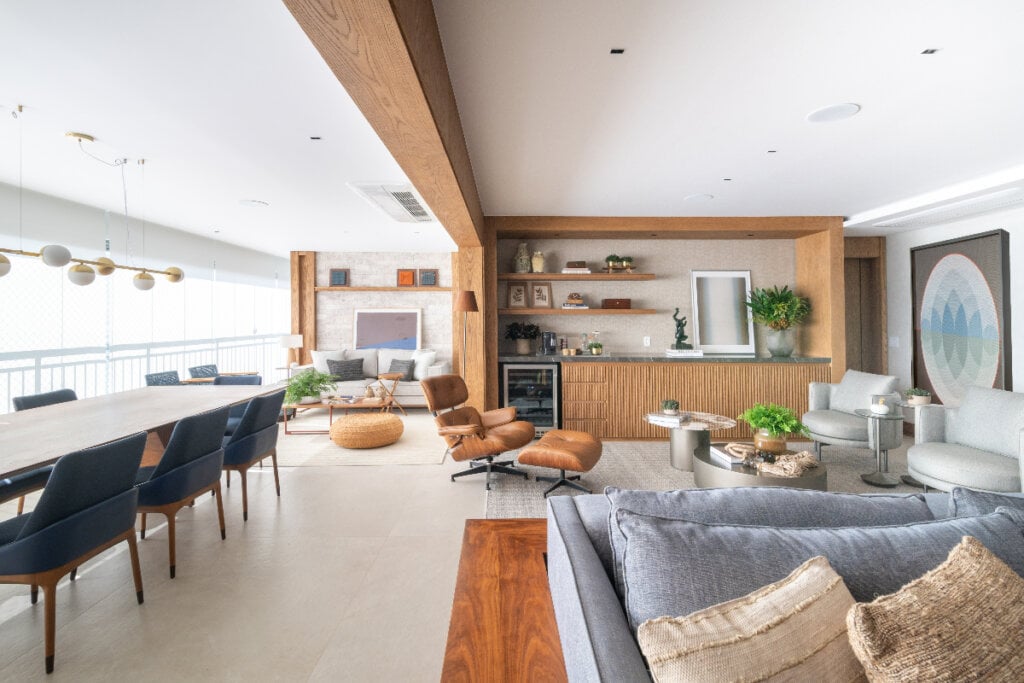 O pórtico serve para delimitar os ambientes (Projeto: Andrea Teixeira Arquitetura e Interiores | Imagem: Julia Herman)