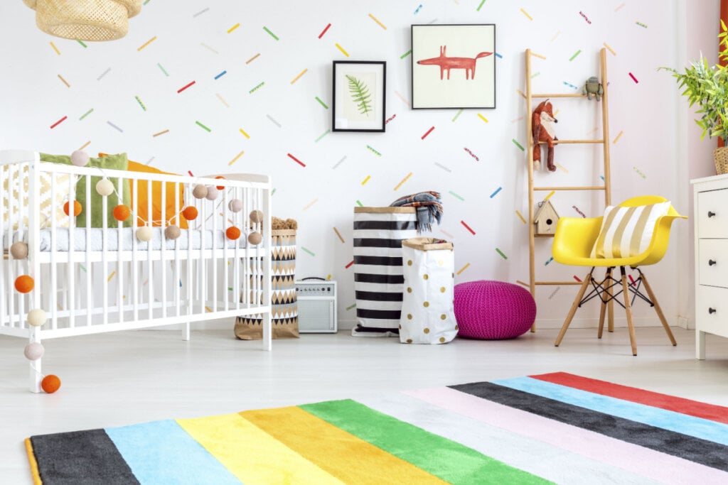 O papel de parede ajuda a adicionar personalidade ao quarto (Imagem: Ground Picture | Shutterstock)